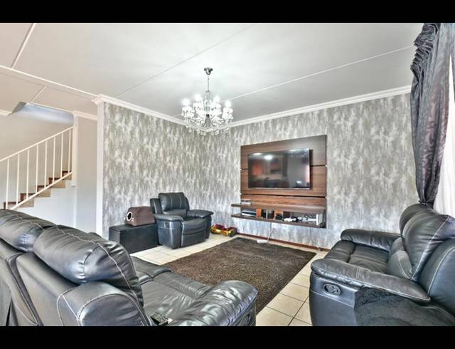 3 BEDROOM TOWNHOUSE FOR SALE IN WINCHESTER HILLS